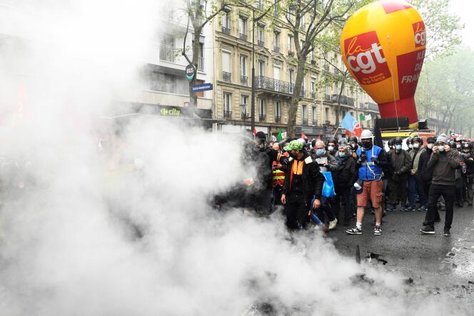 La tête de la manifestation à Paris, le 1er mai.