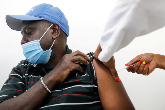 Un agent de santé kényan reçoit une injection de vaccin AstraZeneca à Nairobi, le 8 avril 2021.