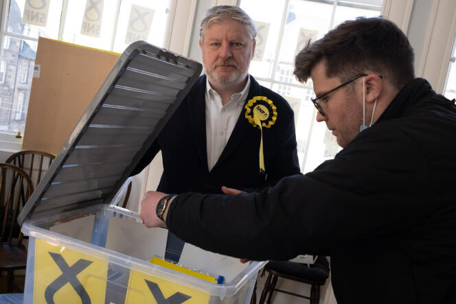 Angus Robertson (à gauche) du Parti national écossais, prépare ses tracts de campagne dans la circonscription d’Edimbourg Centre, en Écosse, le 14 avril 2021.