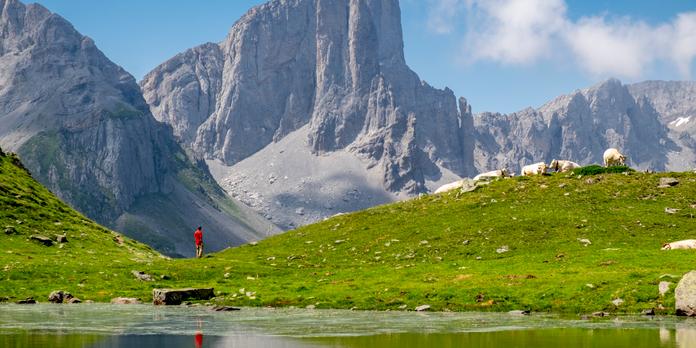 le cirque de lescun une ile verdoyante posee au milieu des pyrenees