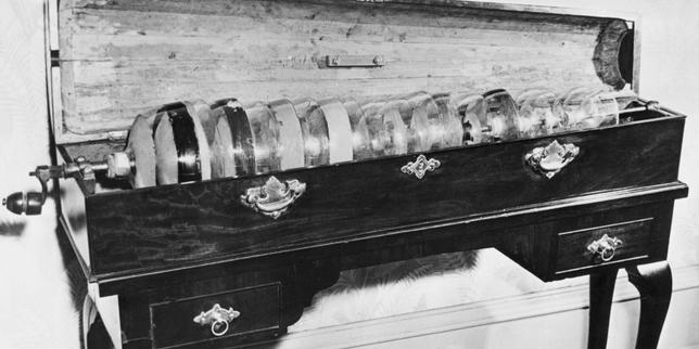 « L’Harmonica de verre et miss Davies » : Mélanie Traversier orchestre des voix d’ange