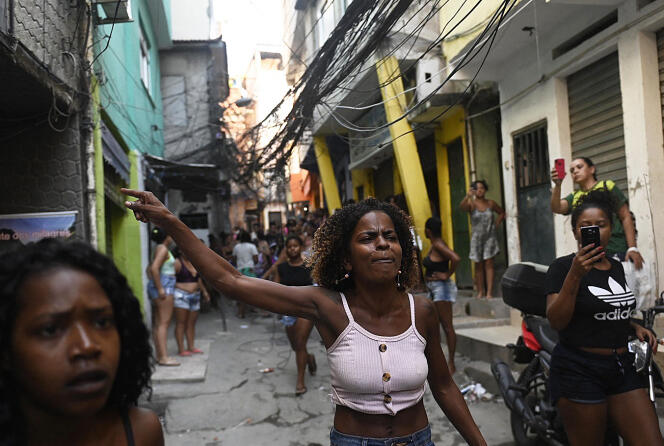 Des habitants protestent après une opération de police au lourd bilan, dans la favela de Jacarezinho, à Rio de Janeiro, le 6 mai 2021.