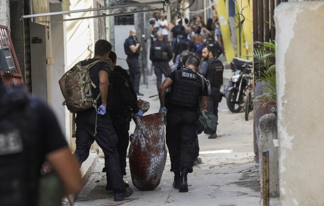 Des policiers évacuent un homme blessé après leur intervention contre des trafiquants de drogue dans le quartier de Jacarezinho, à Rio de Janeiro, le 6 mai 2021.