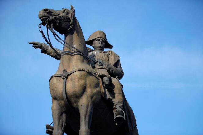 Statue équestre de Napoléon Ier, par le sculpteur Charles-Pierre Victor Pajol, érigée en 1867 à Montereau-Fault-Yonne (Seine-et-Marne), le 20 avril 2021.
