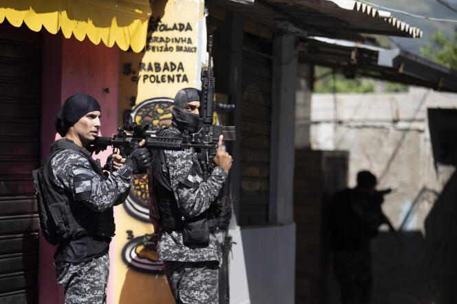 Une opération de police contre des trafiquants de drogue présumés, dans la favela de Jacarezinho, à Rio de Janeiro, le 6 mai 2021.
