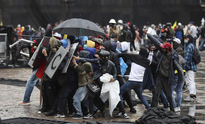 Affrontements entre manifestants et forces de police colombiennes,  mercredi 5 mai, à Bogota.