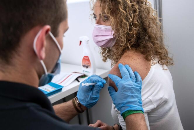 Une jeune femme reçoit une dose du vaccin de Pfizer-BioNTech contre le Covid-19, au centre de vaccination Paris La Défense Arena, à Nanterre, le 3 mai.