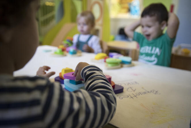 Des enfants jouent avec des outils éducatifs, dans une crèche de l’hôpital Saint-Louis, à Paris, en octobre 2018.