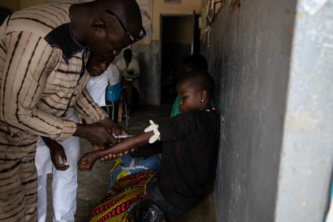Une fille reçoit une injection pour soigner le paludisme à Ziniare, au nord-est de la capitale du Burkina Faso Ouagadougou, le 20 août 2019.