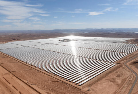 A picture taken on February 4, 2016 shows an aerial view of the solar mirrors at the Noor 1 Concentrated Solar Power (CSP) plant, some 20km (12.5 miles) outside the central Moroccan town of Ouarzazate, ahead of its inauguration. (Photo by FADEL SENNA / AFP)