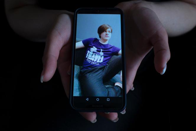 Anna Ouvarova montre une photo de son fils, Nikita Ouvarov, 15 ans, accusé de terrorisme, à Kansk, en Sibérie, en 2021.