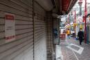 People walk past closed shops in Shinjuku district of Tokyo on May 7, 2021, during a coronavirus state of emergency covering Tokyo, Osaka, Kyoto and Hyogo regions. / AFP / Yuki IWAMURA 