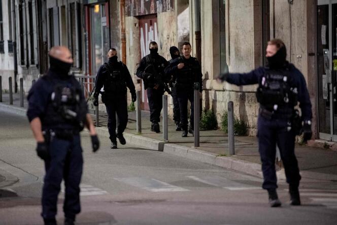 Des policiers sécurisent le lieu où un officier a été tué lors d’une opération antidrogue, à Avignon (Vaucluse), le 5 mai.