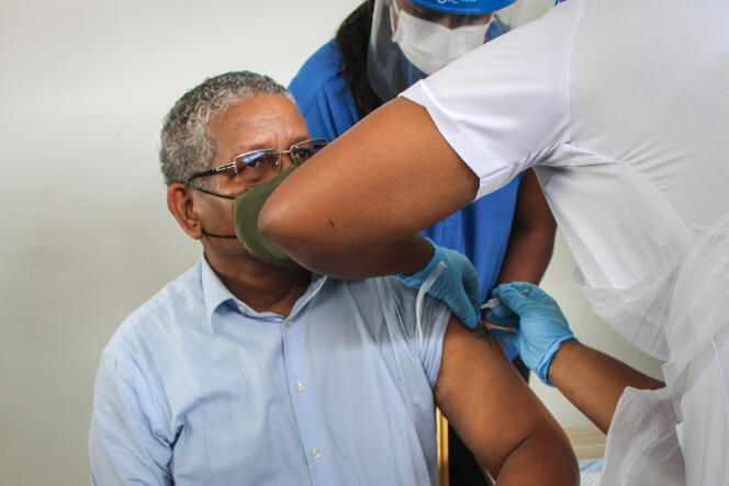 Le président des Seychelles, Wavel Ramkalawan, reçoit une injection de vaccin contre le Covid-19 à Victoria, le 10 janvier 2021.