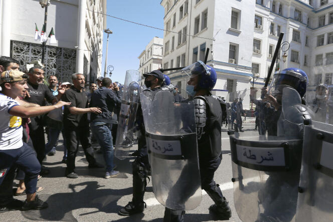 Des manifestants font face à des policiers à Alger, vendredi 7 mai 2021, lors d’une marche du Hirak.
