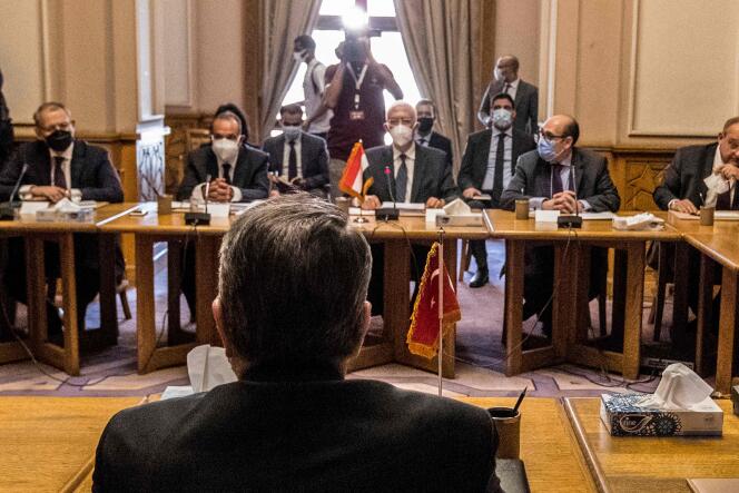 Le vice-ministre des affaires étrangères égyptien, Hamdi Sanad Loza (de dos), rencontre son homologue turc, Sedat Onal, au Caire, en Egypte, le 5 mai 2021, pour une reprise de contacts diplomatiques, interrompus depuis 2013.