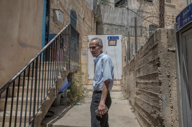 El 6 de mayo de 2021, Abdel Fattah Scobi, de 71 años, frente a la entrada de su casa rodeada de asentamientos en el área de Sheikh Zarra de Jerusalén.  Está a la espera del veredicto del Tribunal Supremo.  Affon Street.