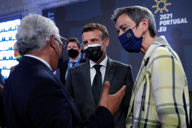 Emmanuel Macron, le premier ministre du Portugal, Antonio Costa, et la commissaire européenne à la société numérique, Margrethe Vestager, à Porto, le 7 mai 2021.