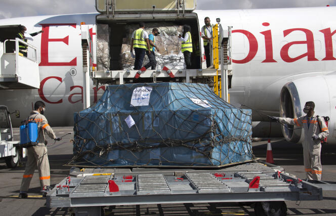 Des doses livrées par Covax arrivent à l’aéroport d’Antananarivo, le 8 mai 2021.