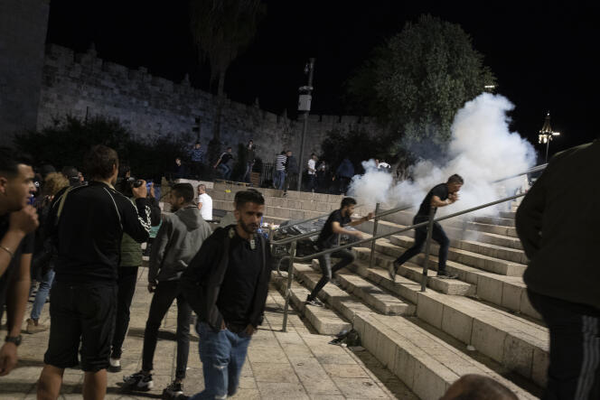La police israélienne disperse des Palestiniens, à Jérusalem, le 7 mai 2021.