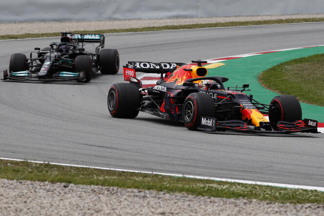 Max Verstappen devant Lewis Hamilton lors du Grand Prix de formule 1 de Barcelone, le 9 mai.