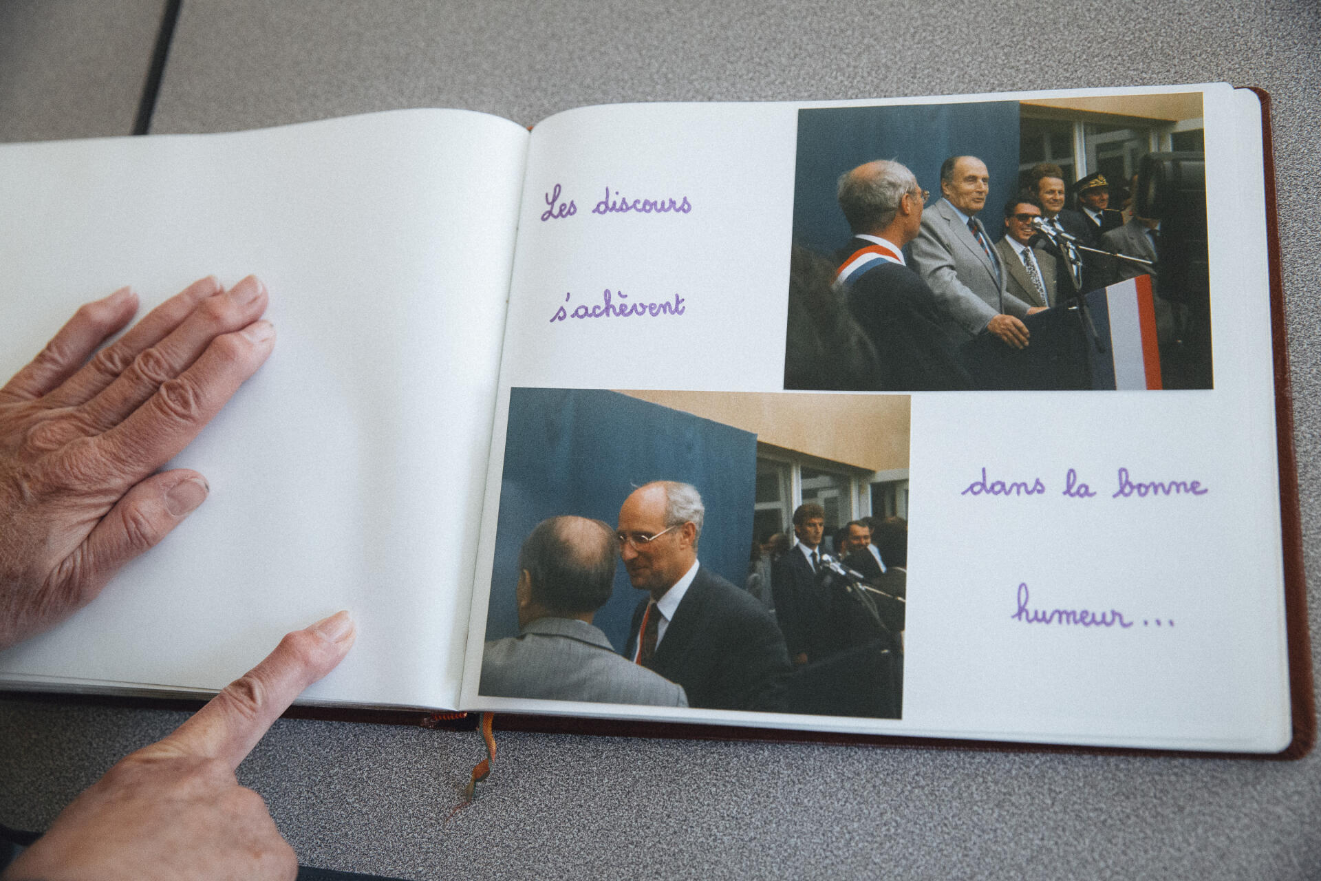 La maire de Montsauche-les-Settons (Nièvre), Marie Leclercq, feuillette l’un des albums photos des visites de l'ancien président de la République, le 7 avril 2021. Ils ont été légendés, à la main.