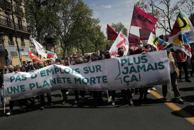 Des manifestants demandant des mesures plus ambitieuses pour lutter contre le changement climatique, à Paris, en mai 2021.