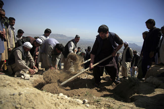 Les cadavres des personnes tuées dans l’attentat enterrés dans l’ouest de Kaboul, en Afghanistan, dimanche 9 mai.
