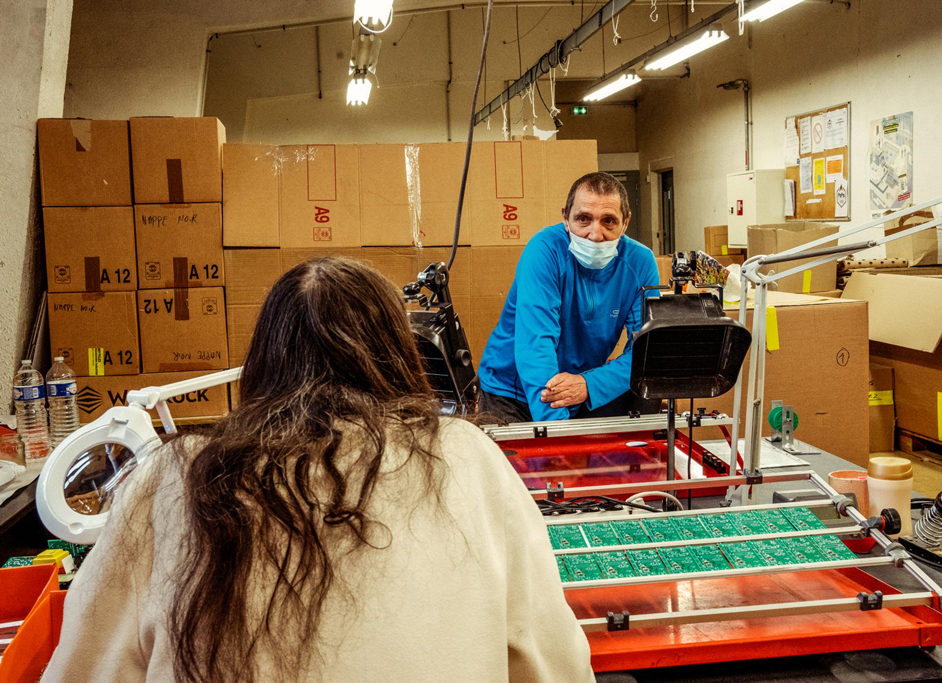 Dany, 58 ans, et « Jésus », 59 ans (de dos), détenus à la maison centrale de Poissy et salariés de Hesion, dans un atelier de l’entreprise situé dans la prison.