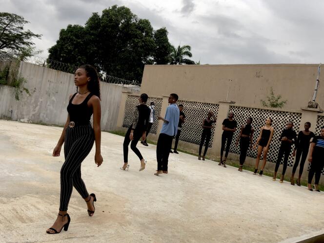 Cours de « catwalk » pour les nouveaux modèles de l’agence de mannequins Beth Model Management, à Lagos, le 9 avril 2021.