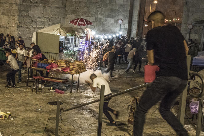 Des forces de l'ordre israéliennes lancent des grenades assourdissantes sur les escaliers qui descendent vers la porte de Damas, à Jérusalem (Israël), le 8 mai 2021.