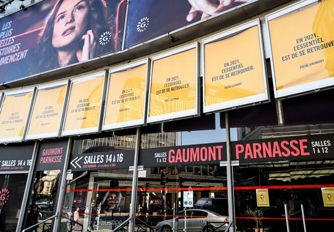 Un cinéma fermé à Paris, le 2 avril 2021.