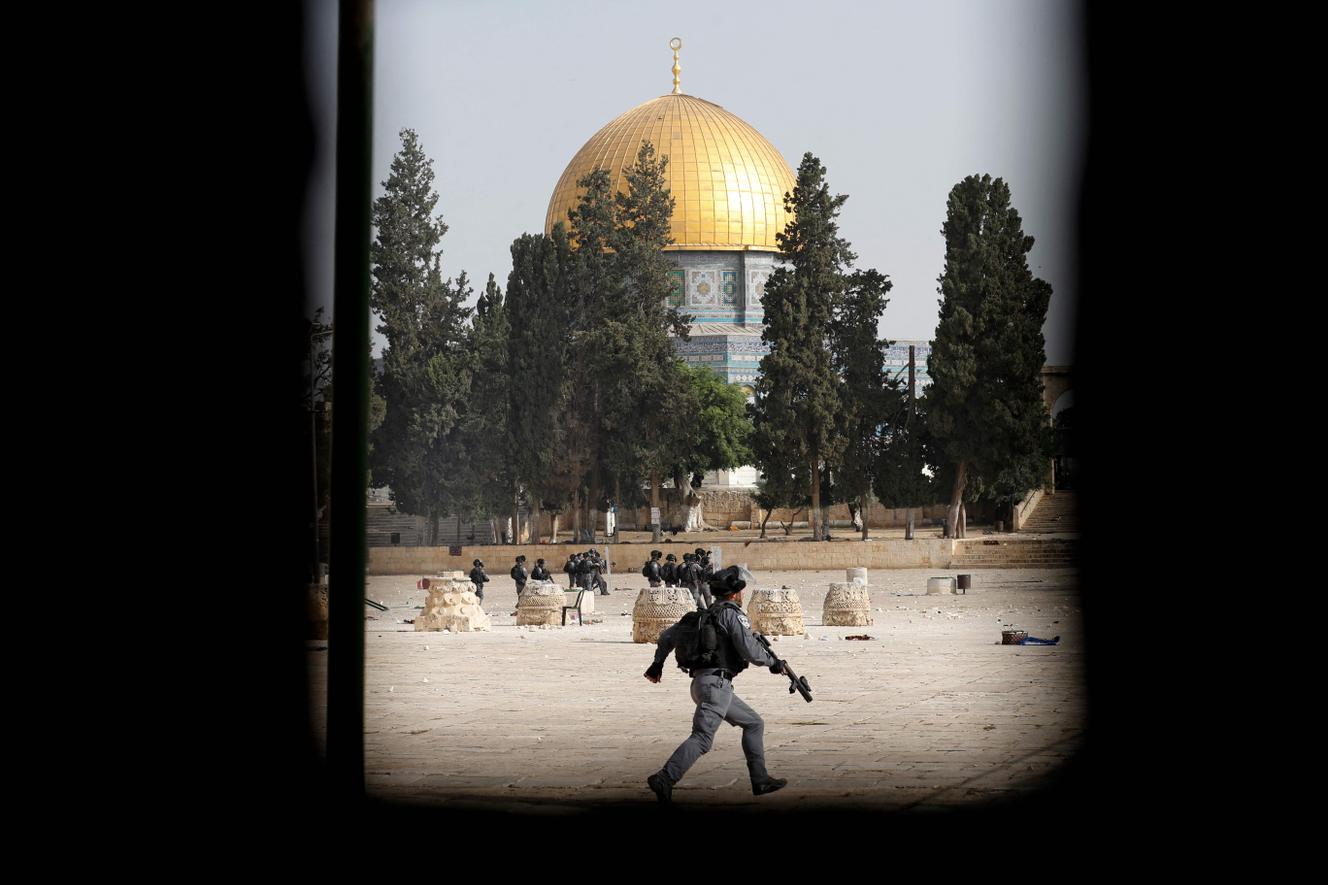 Les forces israéliennes se déploient dans l’enceinte de l’esplanade des Mosquées, lundi 10 mai.
