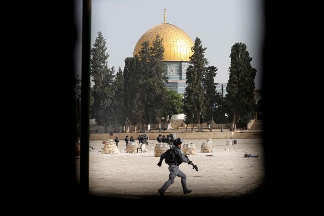 Les forces israéliennes se déploient dans l’enceinte de l’esplanade des Mosquées, lundi 10 mai.