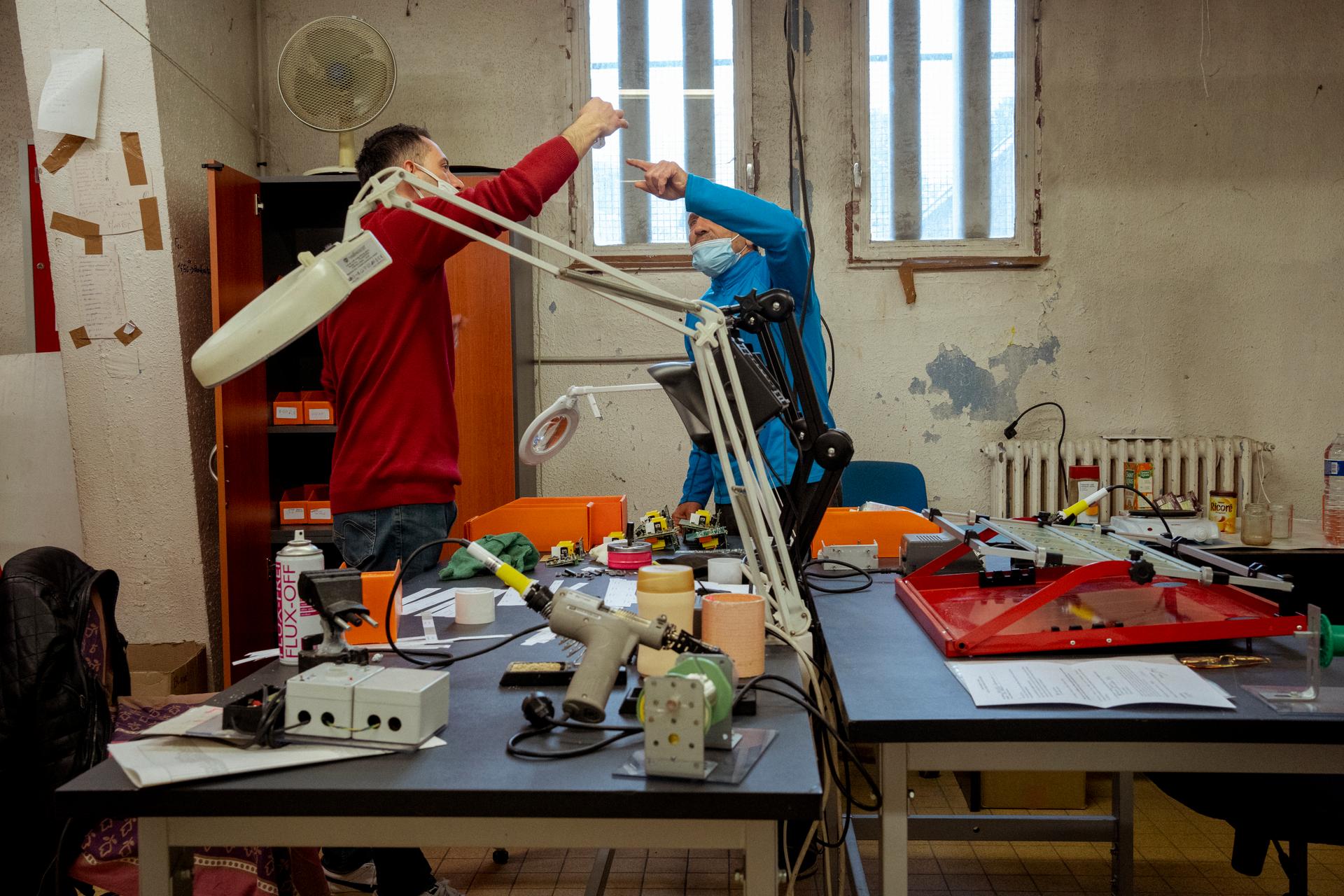 Salarié de Hesion, Ciprian Malaes (à gauche) se rend régulièrement à la prison de Poissy pour visiter ses deux collègues détenus. Ici, avec Dany, 58 ans, le 6 mai 2021.