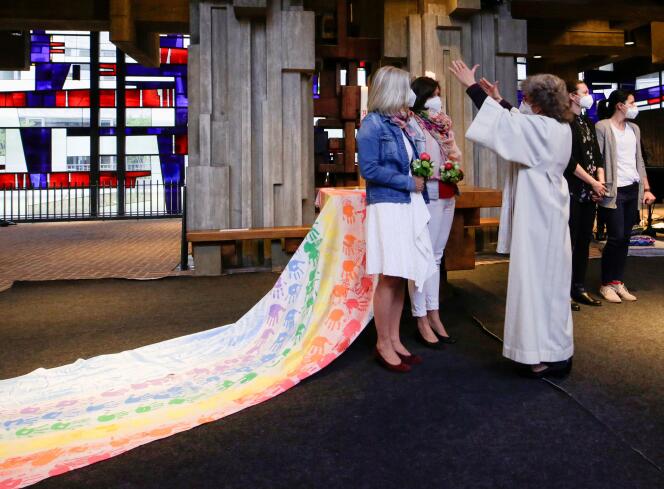 La pasteure Brigitte Schmidt bénit les couples de même sexe lors d’une cérémonie dans une église catholique de Cologne, en Allemagne, le 10 mai 2021.