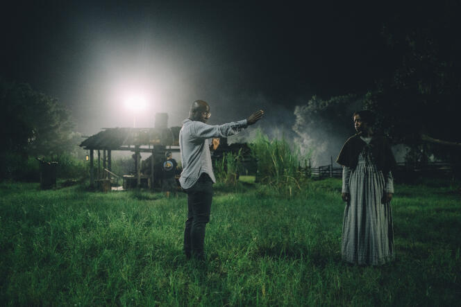 Le réalisateur Barry Jenkins et son actrice Thuso Mbedu, sur le tournage de la série « Underground Railroad ».