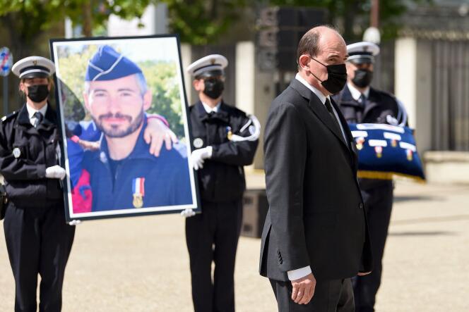 Le premier ministre, Jean Castex, rend hommage au brigadier Eric Masson, à Avignon (Vaucluse), le 11 mai 2021.