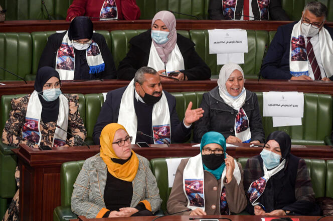 Des députés du parti Ennahda à l’Assemblée des représentants du peuple, à Tunis, le 26 janvier 2021.