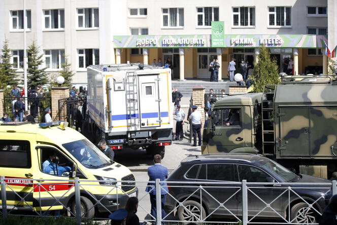 Les secours ont été dépêchés sur les lieux d’une fusillade dans une école de Kazan, en Russie, mardi 11 mai.