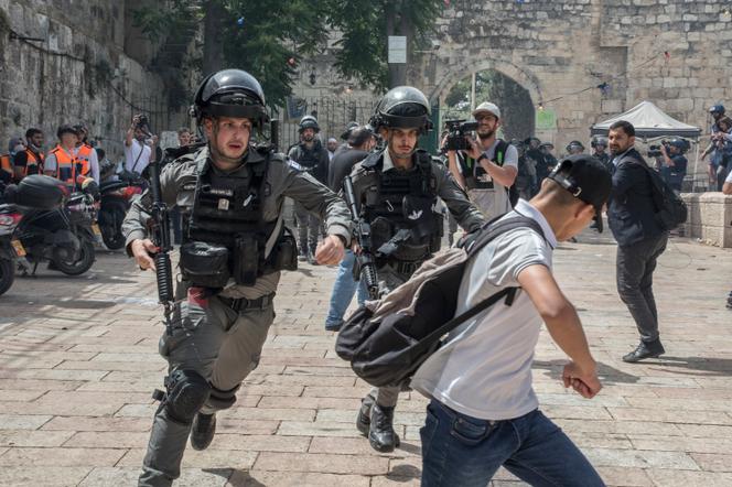 Jérusalem, Israël, le 10 mai 2021
De violents accrochages opposant les manifestants palestiniens et la police israélienne ont à nouveau eut lieu et on fait environ 300 blessés en grande partie en matinée sur l'esplanade des mosquées.
Les hommes entre 15 et 40 ans se sont vu interdire l'accès à la mosquée Al-Aqsa pour la prière de 13 heures.
Photo Laurent Van der Stockt pour Le Monde
