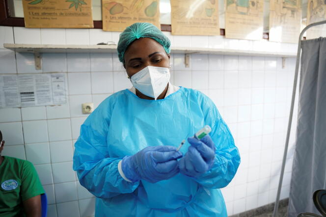 Une infirmière prépare une injection de vaccin AstraZeneca dans une clinique de Kinshasa, le 29 avril 2021.