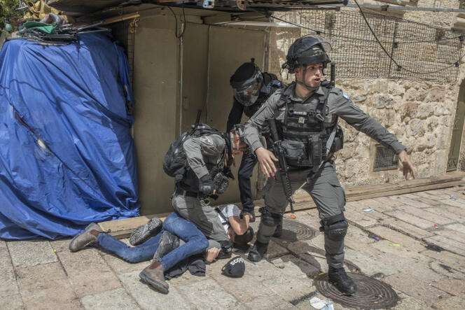 De violents accrochages ont opposé des manifestants palestiniens et la police israélienne, à Jérusalem, le 10 mai 2021.