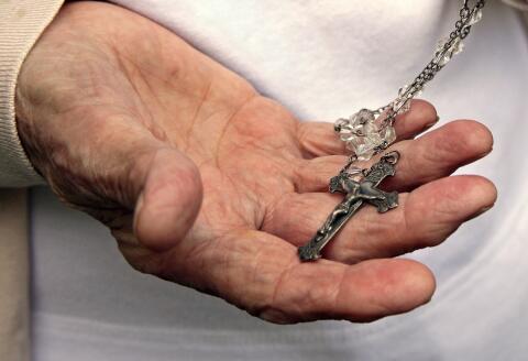 Woman Holding Rosary Pas d'exclusivité possible