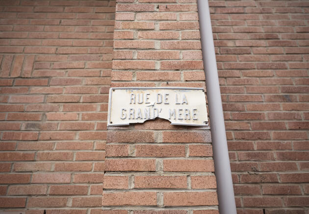 La rue dans laquelle se trouve le foyer dans le quartier de l’Alma, à Roubaix, le 6 mai.