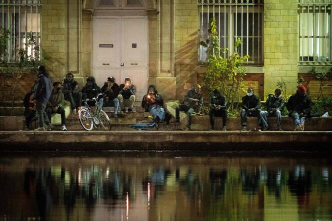 Des fumeurs de crack, place Stalingrad, à Paris, en décembre 2020.