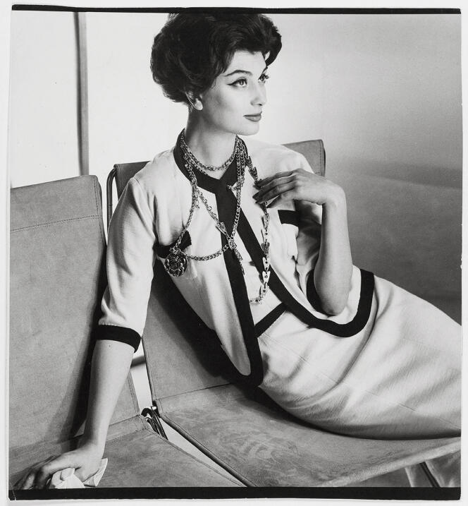 Marie-Hélène Arnaud en tailleur trois-pièces blanc Chanel. Photo d'Henry Clarke pour « Vogue France », en mars 1958.