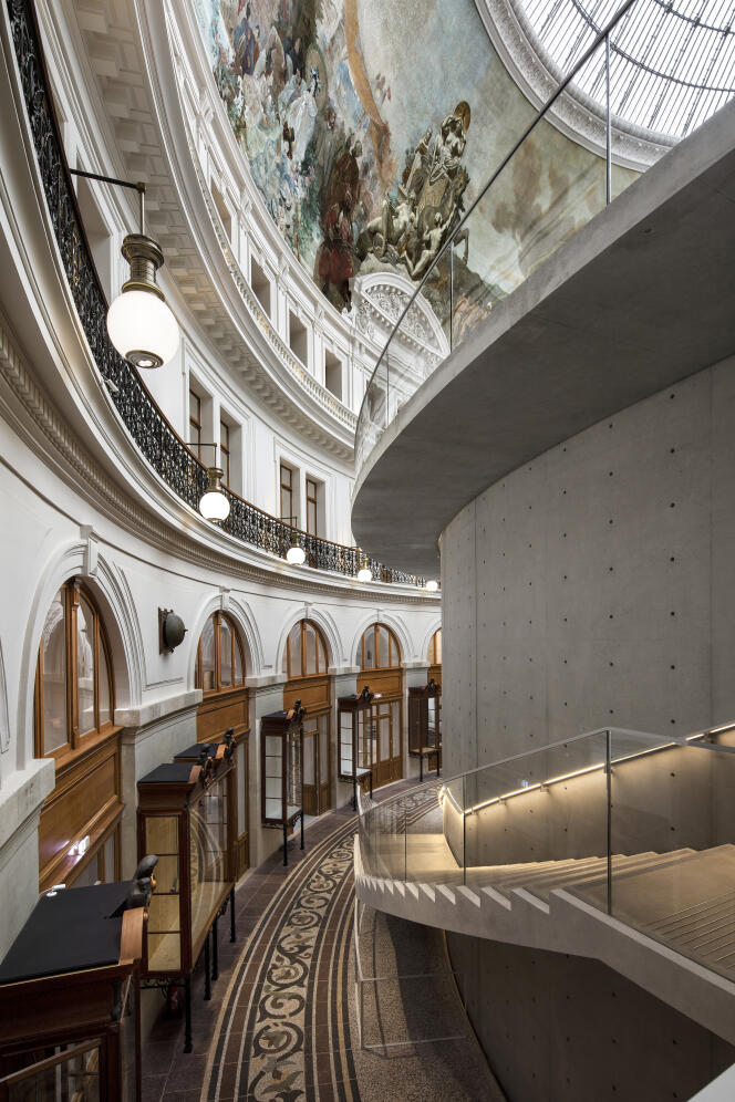 Sous la coupole de la Bourse de commerce, la feuille de béton de l’architecte japonais Tadao Ando s’enroule au cœur de la rotonde historique.