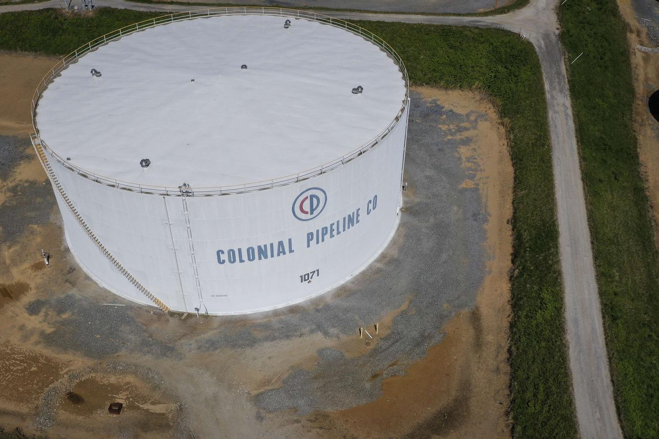 Colonial Pipeline Corporation exploiteert het grootste pijpleidingsysteem voor geraffineerde producten in de Verenigde Staten.  De hele oostkust wordt bediend door de raffinaderijen in de Golf van Mexico.