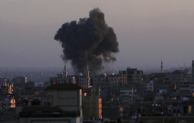 Des panaches de fumée après une attaque aérienne sur la ville de Gaza, le 13 mai 2021.